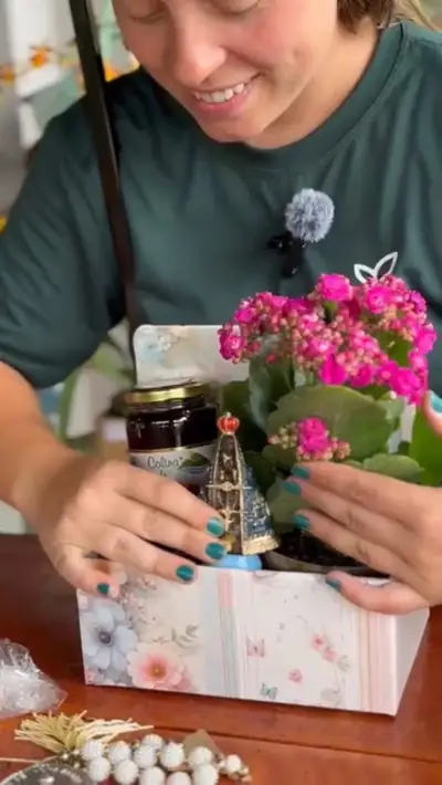 Montagem de cesta com kalanchoe, geleia e laço