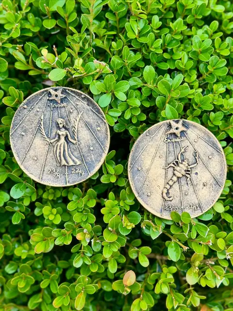 Dois medalhões, Virgem e Escorpião