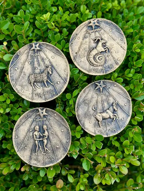 Medalhões de signos sobre buxinho