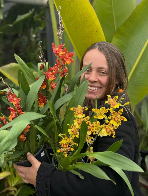 Oncidium em vaso, dona sorrindo